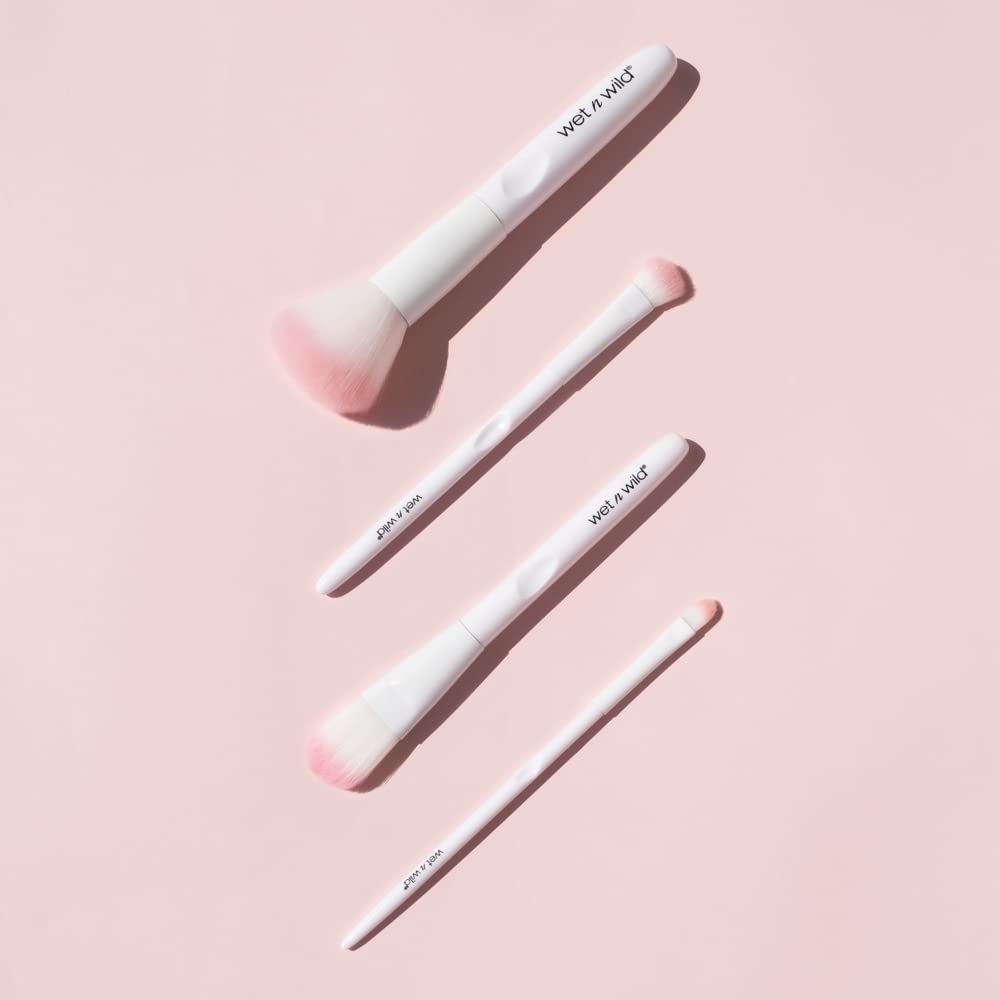 Wet 'n' Wild Makeup Brush, Large Eyeshadow Brush with Rounded and Innovative Bristles and Ergonomic Handle for Blending without Smudging, Easy-to-use Makeup Brushes, 1 Count (Pack of 1)