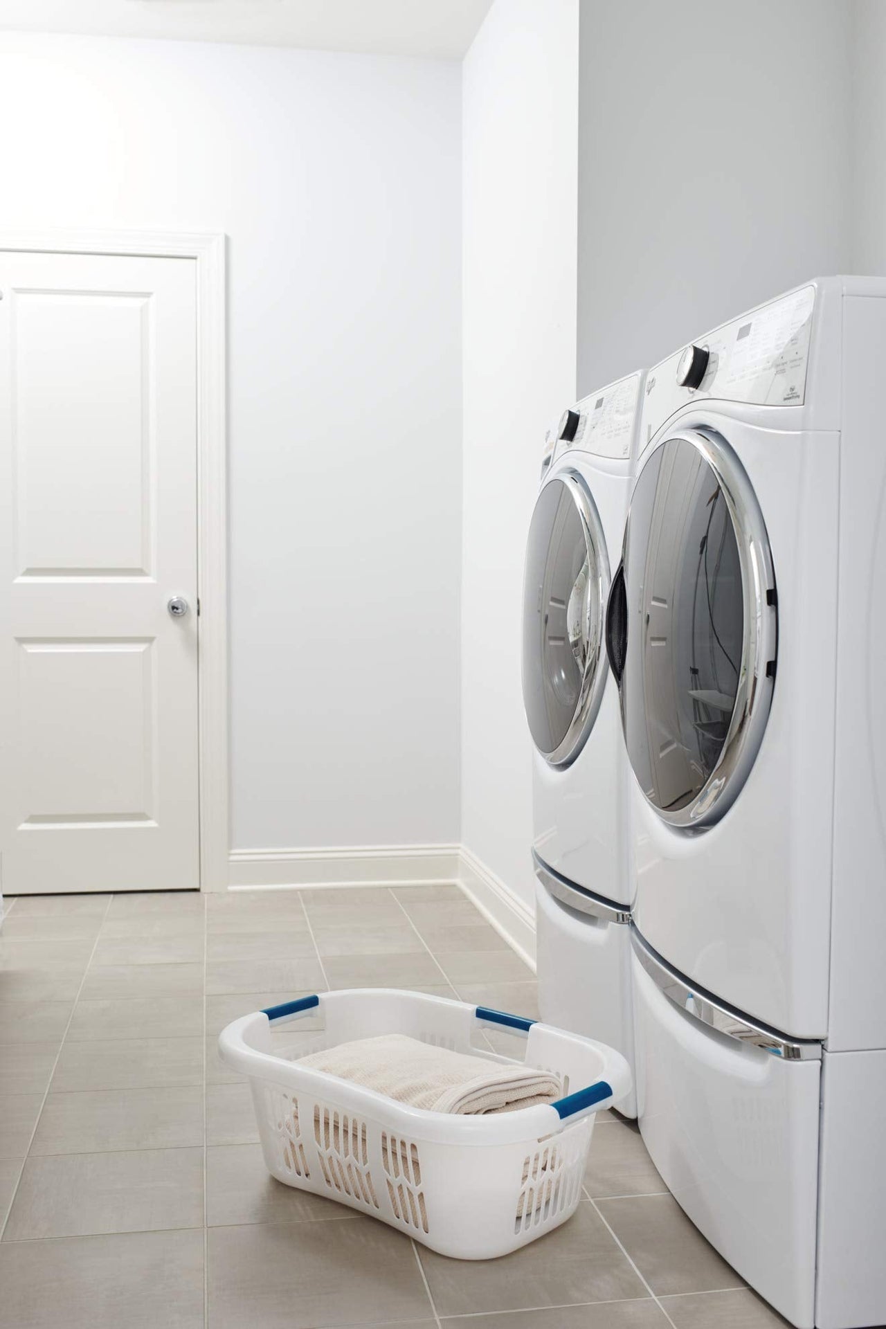 Rubbermaid Large Hip-Hugger Laundry Basket/Hamper, 1.5-Bushel, White, Stackable Storage Bin/Organizer for Bathroom/Bedroom/Dorm/Home 1.5 Bushel Large Hip Hug Basket