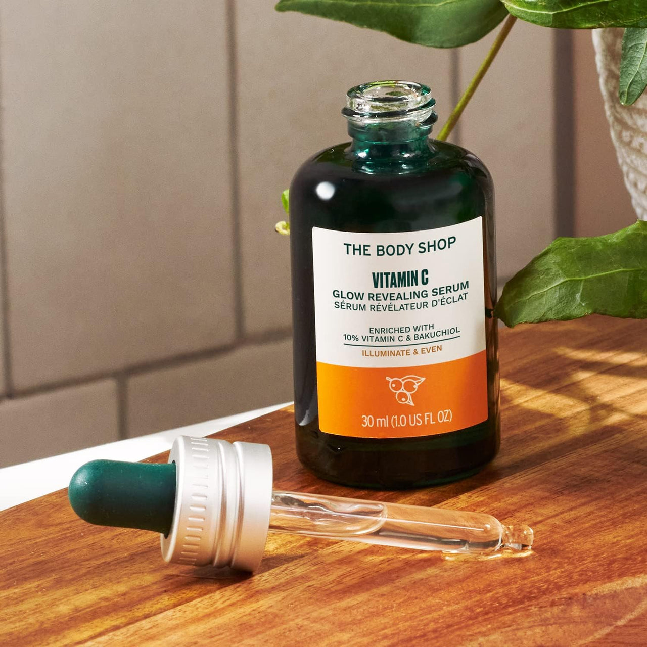 The Body Shop Vitamin C Glow Revealing Serum - For Dull & Tired Skin, 30 ML - For Dull, Tired Skin |Helps Tackle The Look Of Uneven Skin Tone | Radiance Revealing