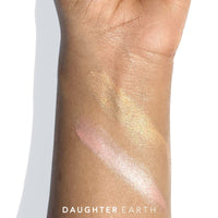 DAUGHTER EARTH Hit The Lights Illuminator | Vegan Vitamin E Natural Blush For Women | Highlighter Balm For Glowing & Radiant Skin | Lightweight With Subtle Look | Glow From Within | Dab & Blend