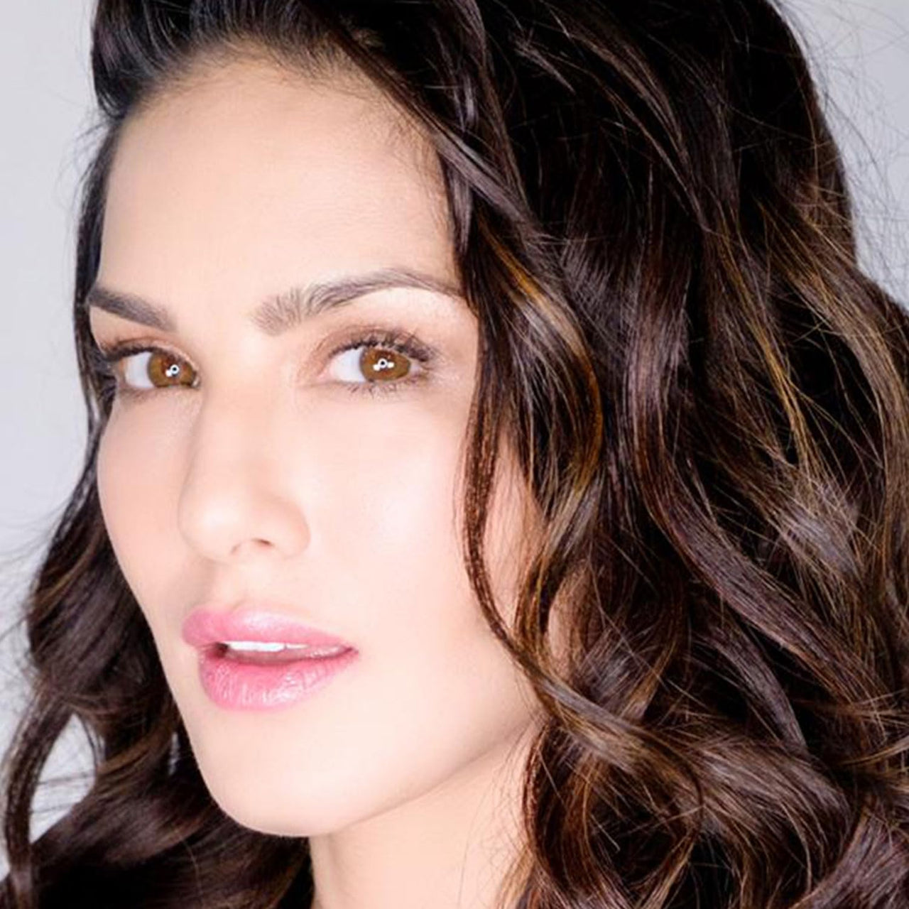 STARSTRUCK BY SUNNY LEONE Matte Lipstick- Pink Lipstick- Berry Glimmer 4.2 gm| Lipsticks for Women | Long Lasting Lipstick for Women | Makeup Lipsticks | Waterproof Lipstick | Smudge Proof Lipstick