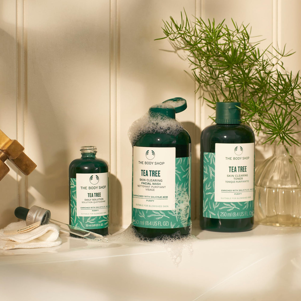 The Body Shop Tea Tree Skin Clearing Facial Wash | Deep Cleanse For Oily Skin | Reduces Blemishes in 7 Days | Enriched with Tea Tree Oil & Salicylic Acid | 250ml